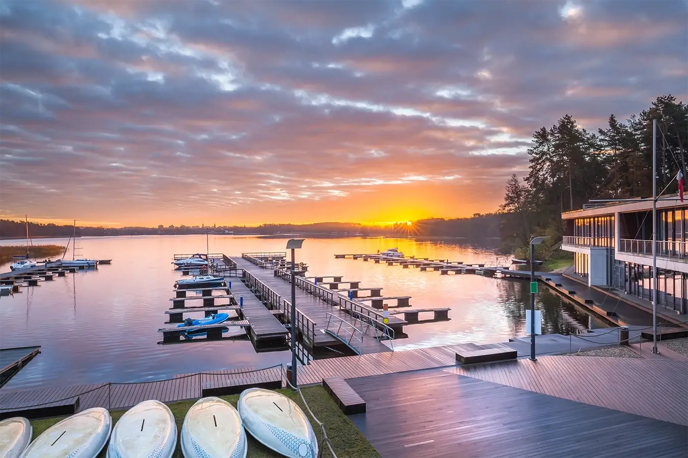 Widok na jezioro Ukiel w Olsztynie, plaża, molo